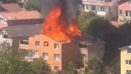 İstanbul'un Kalbinde Yangın Paniği: Dört Kişi Mahsur Kaldı!