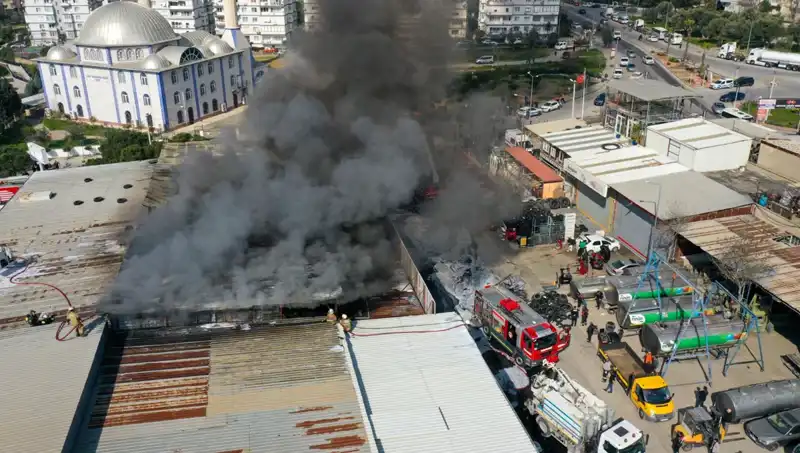 İzmir'de Lastikçi Dükkanında Büyüyen Yangın Korkuttu: Ayrıntılar Geliyor!