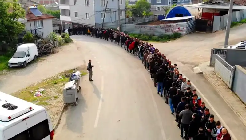 Bursa'nın Mahallesinde Bayramlaşma Geleneği: 1 Kilometrelik Kuyruk Oluştu!