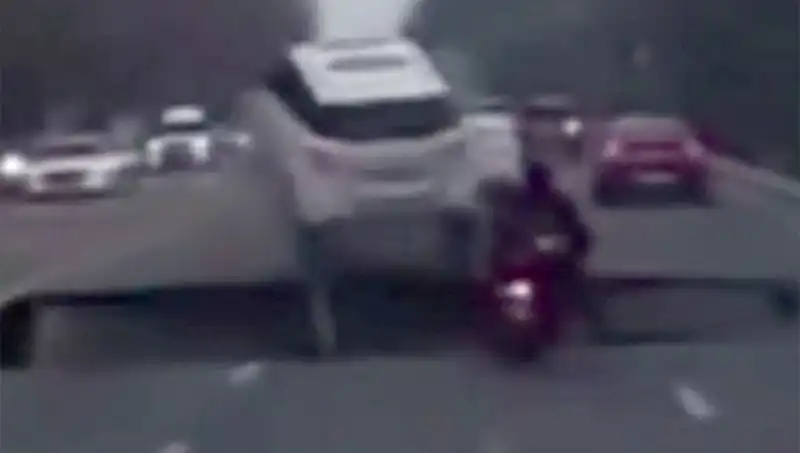 Güney Kore Otoyolunda Oluşan Dev Çukur Motosikleti Yuttu, Sürücü Hayatını Kaybetti