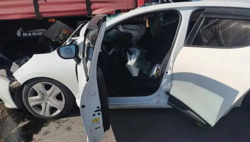 Sivas'ta Şok Kaza: Otomobil TIR'a Çarptı, 2 Yaralı!