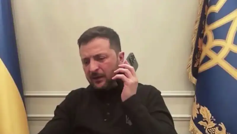 Ukrayna Devlet Başkanı Zelenski'nin Basın Toplantısında Macron'dan Beklenmedik Telefon