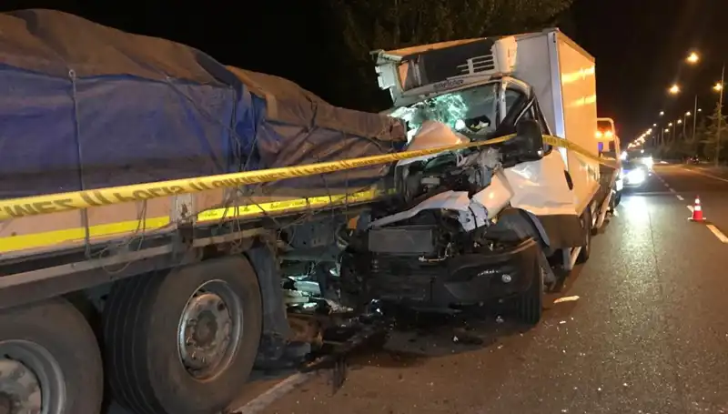 Park Halindeki Tıra Çarpan Kamyonet Kazasında 1 Kişi Hayatını Kaybetti