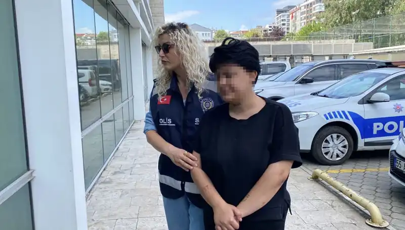 Korkunç Olay: Genç Adam Annesini 11 Yerinden Bıçakladı!
