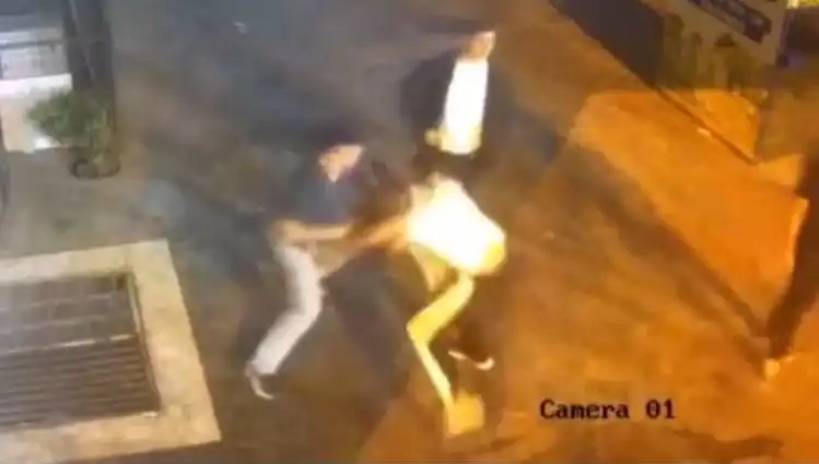 İstanbul'un Kalbinde Sokak Kavgası: Tekme ve Yumruklar Havada Uçuştu!