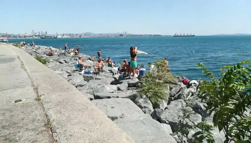 İstanbul'da Bahar Coşkusu: Hava Isındı, Halk Sahillere Akın Etti