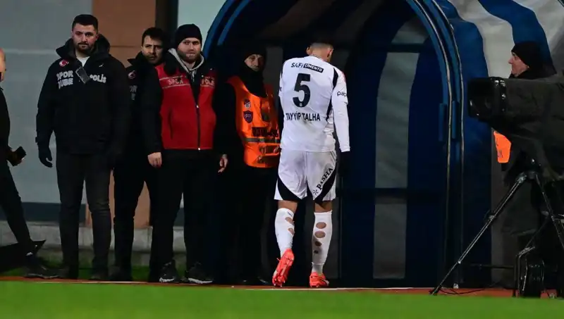 Üst Üste İki Kırmızı Kart: Tayyip Talha Beşiktaş Camiasından Özür Diledi