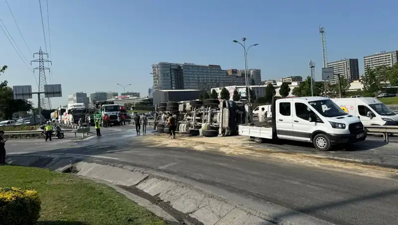 D-100 Yan Yolda Betondan 3 Milyon Liralık Kayıp: Mikser Devrildi