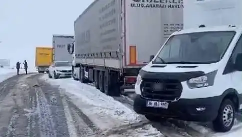 Kars-Ardahan Karayolunda Beklenmedik Kar Yağışı, TIR'lar Mazot İçin Mücadele Ediyor