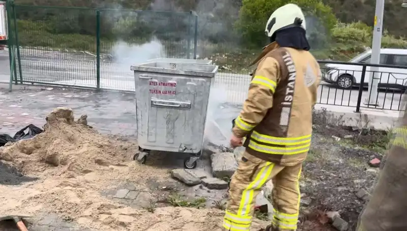 Başakşehir'de Çöp Konteynerinde Kimyasal Madde Korkusu: Dumanlar Yükseldi!