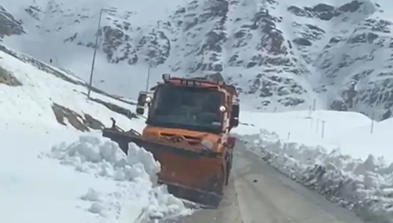 Kar nedeniyle beş ay kapalı kalan yol, bir haftada yeniden ulaşıma açıldı!