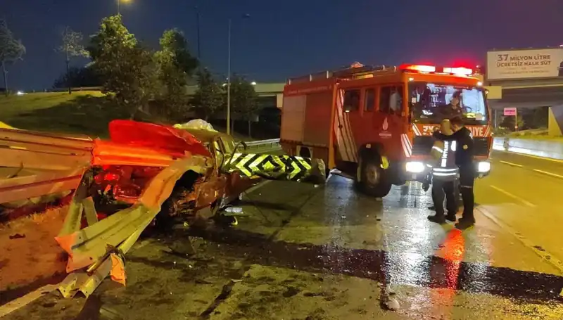 Bariyer Otomobile Saplandı: Korkunç Kaza Sürücüyü Hayatın Eşiğine Getirdi