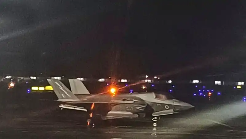 5 Haftalık Bekleyiş: Hindistan'da Mahsur Kalan İngiliz Savaş Uçağı Nihayet Havalandı