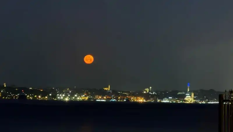 İstanbul'da Çilek Dolunayı: Göz Alıcı Manzaralar Şehri Renklendirdi
