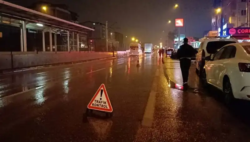 Bursa'da Kaza Meydana Geldi: Polise Çarpan Kamyonet Güvenlik Önlemlerini Aşındırdı
